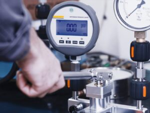 A digital pressure gauge ready for calibration