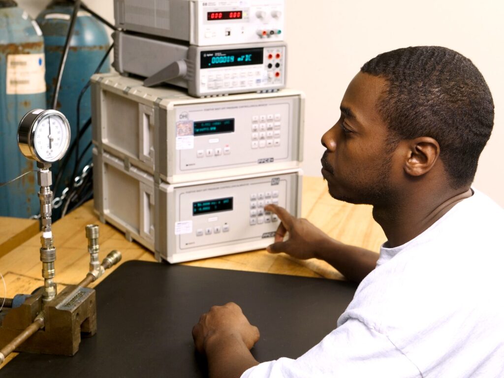 Technician calibrates a pin gauge