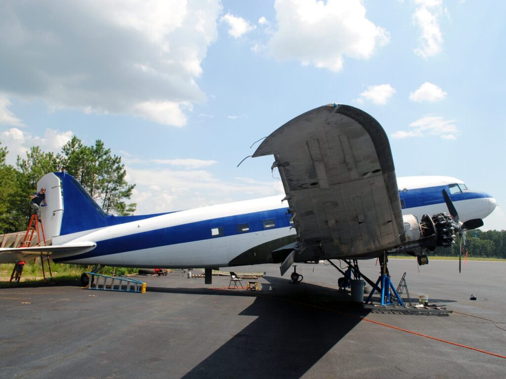 Low angle view of an airplane with the underside of a wing exposed.