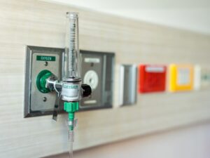 Wall-mounted oxygen flow meter in a hospital