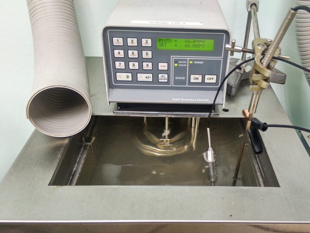 Liquid calibration bath for calibrating temperature sensors