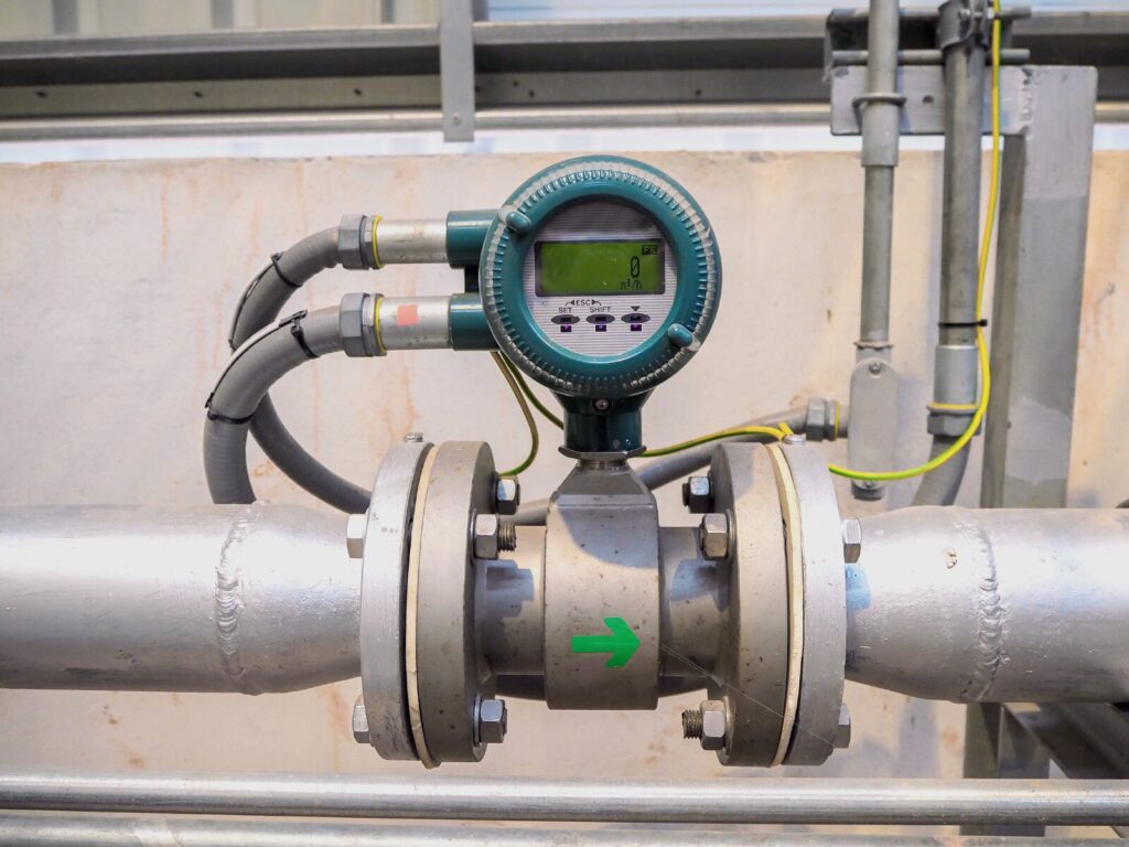 Electromagnetic flowmeter installed on a pipeline