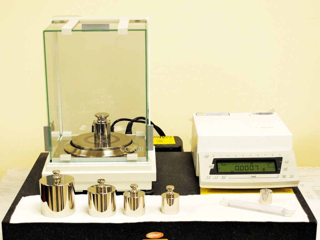 Weigh scale and weights for calibration