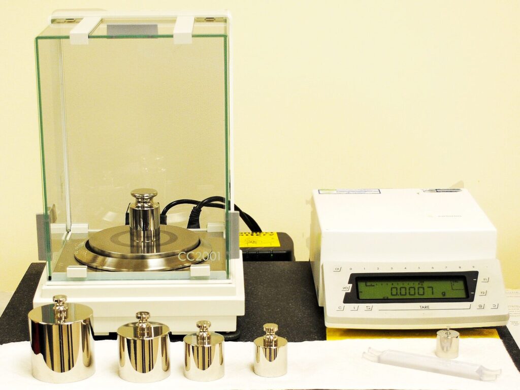 Weigh scale and weights for calibration