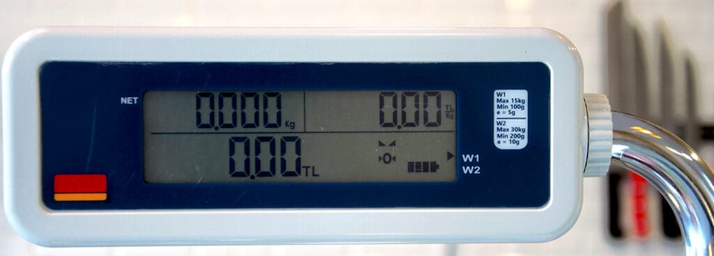 A digital scale displays 0.000 kilogram and 0.00 tael weight after industrial scale calibration.
