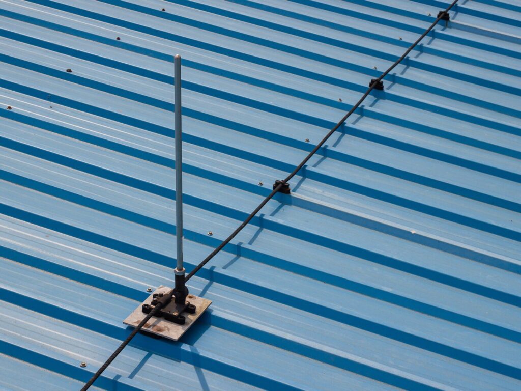 Lightning rod and cables in a lightning protection system on a roof