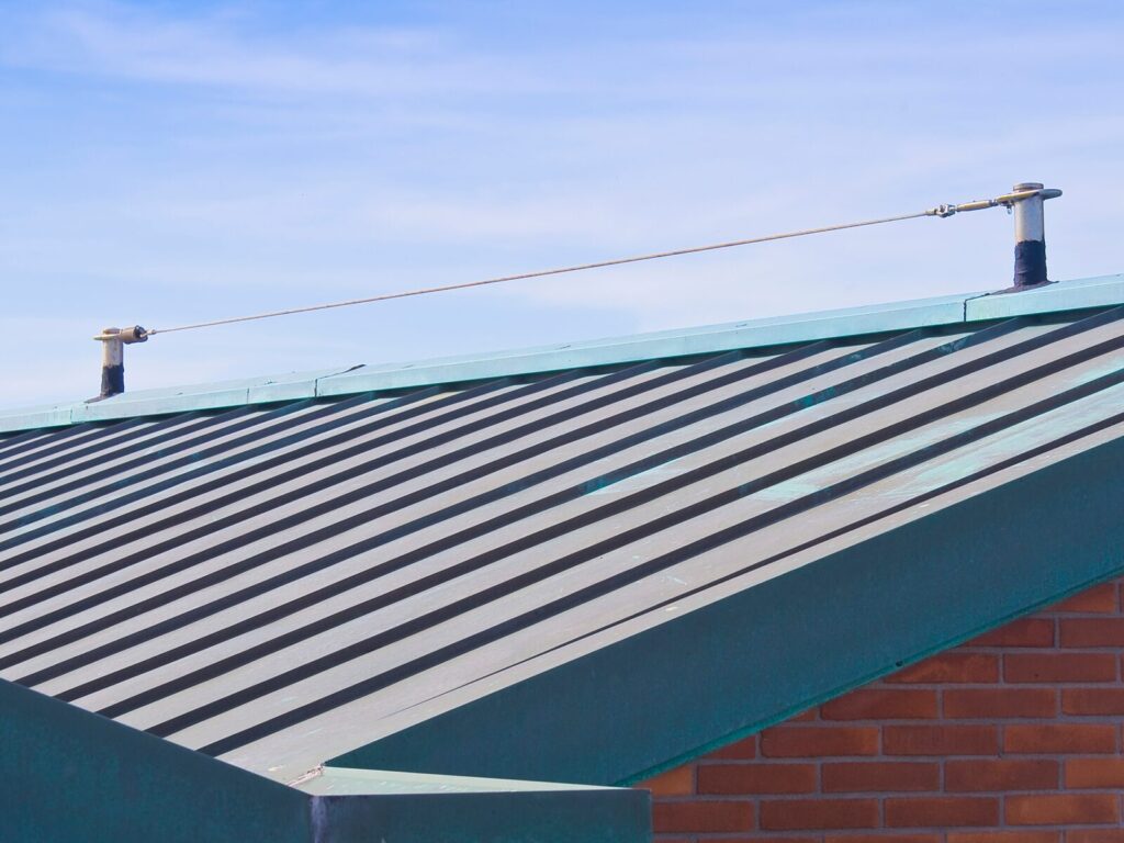 The horizontal lifeline and anchorage on the ridge board of a roof