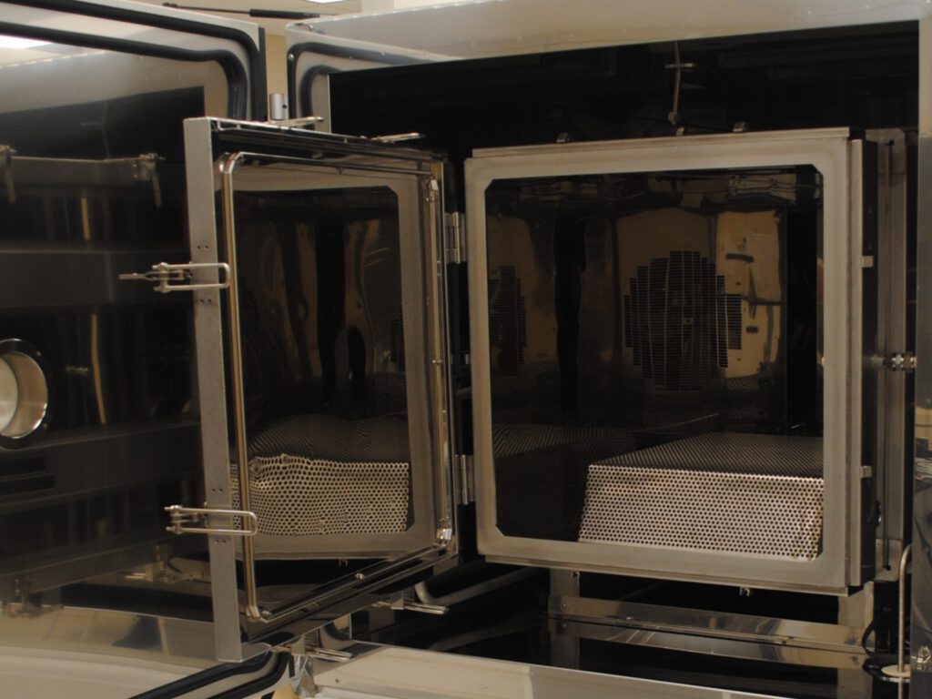 Testing chamber for quantifying volatile organic compounds (VOC).