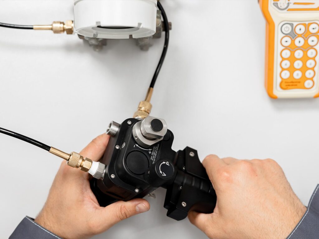 Pressure gauge and pressure calibration instrument