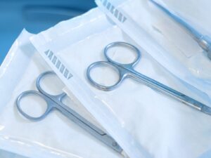Vacuum-sealed medical scissors