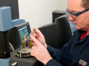 Expert prepares a dynamic mechanical analysis tester